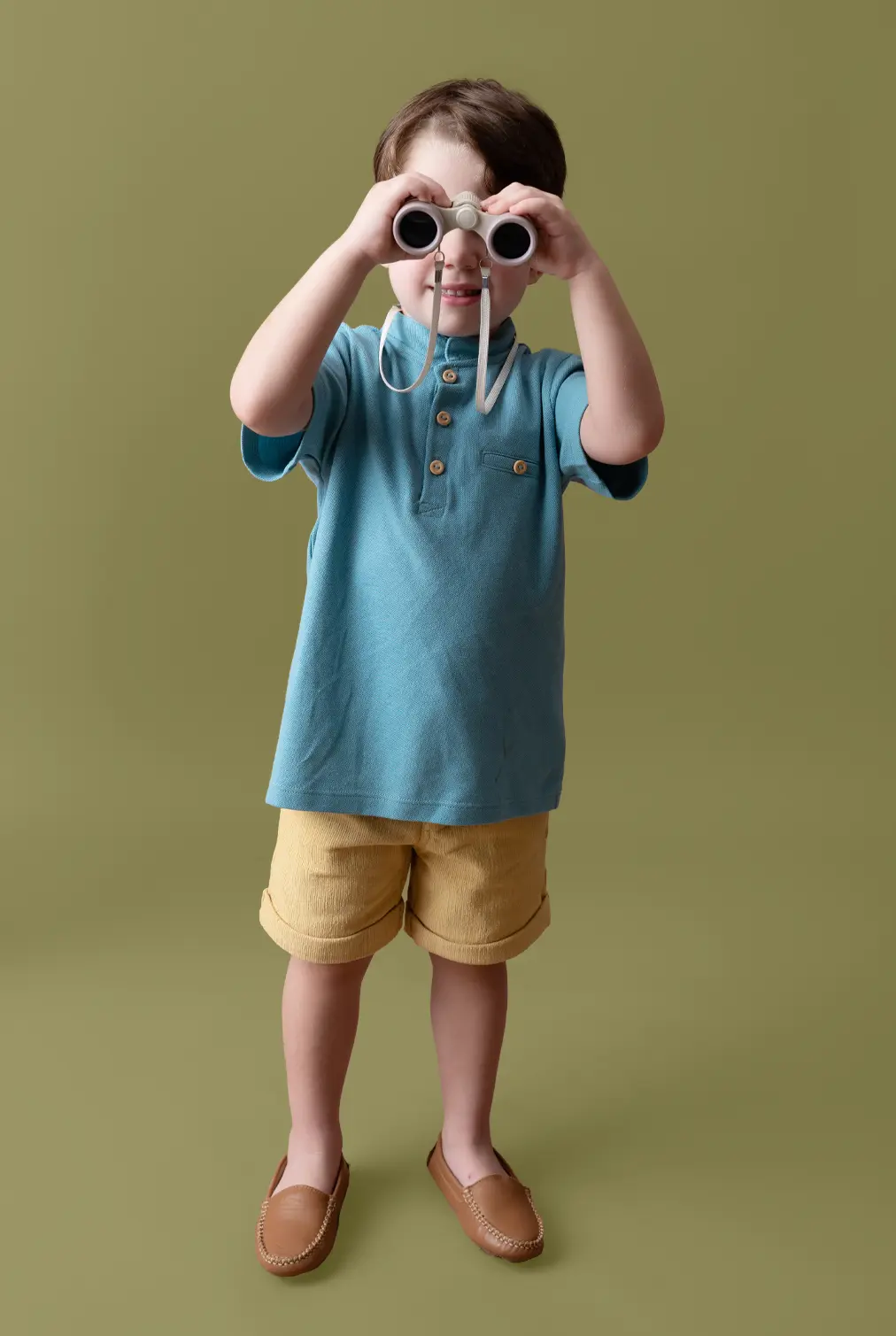 Menino usando polo azul Aurora Bebê para a categoria menino