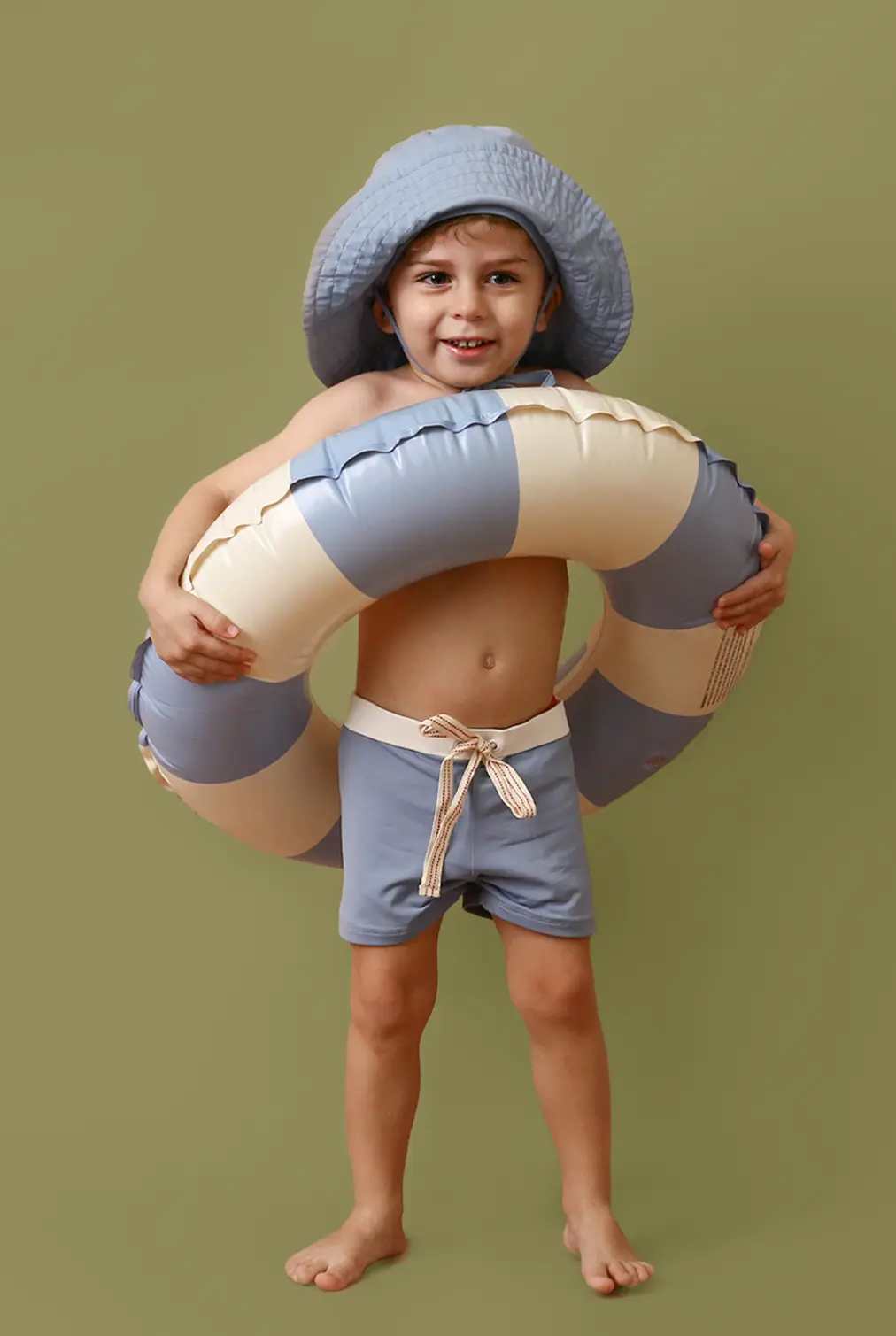 Menino com boia usando beach wear Aurora Bebê